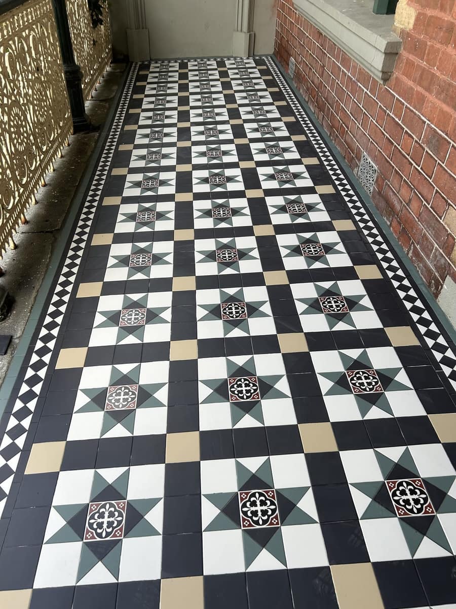 Black, white, sand yellow and green Paddington verandah with a Norwood border under iron lace, Ballarat